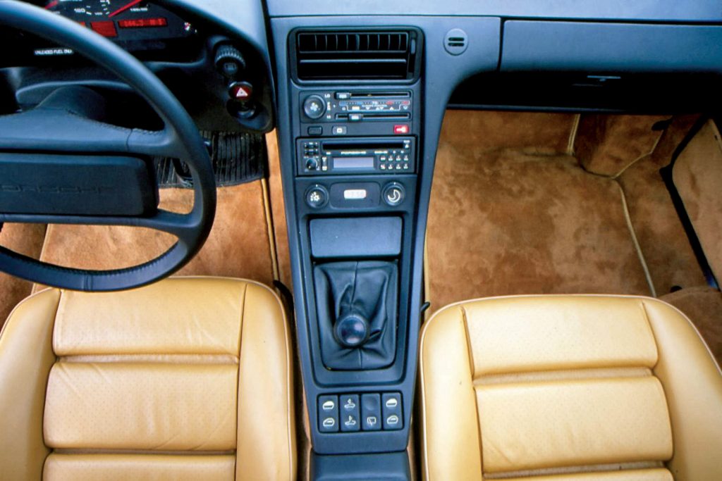 Porsche 928 Interior 1024x683 